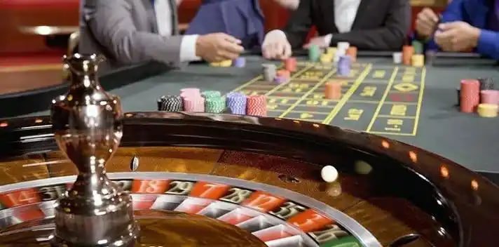 Màn hình điện thoại hiển thị kèo bóng đá V.League tại kubet77 với giao diện tiếng Việt