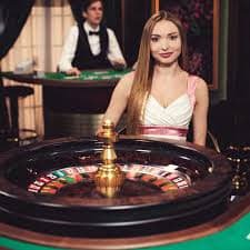 Người dùng đang chơi roulette Live Casino kubet77 trên điện thoại, dealer thật hiển thị trực tiếp